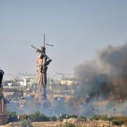 Bir devrin sonu! Kerkük'teki peşmerge heykeli ateşe verildi