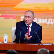 Putin kararını açıkladı! İlgiyi salondaki güzel rakibi çekti...