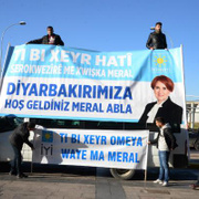 Meral Akşener Diyarbakırlı çıktı! Üç dilli pankart sürprizi...