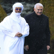 Nijer Başbakanı'nın ilginç kıyafeti olay oldu! Üşüdüğü için mi...
