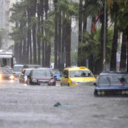 Adana'da kuvvetli yağış hayatı felç etti okullar tatil
