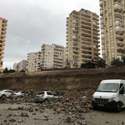 Adana'da kuvvetli yağış hayatı felç etti okullar tatil