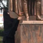 Atatürk Anıtı'na baltayla saldıran kadın aranıyor