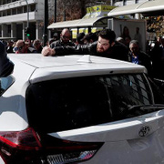 Taksiciler, Uber sürücülerine tekme tokat saldırdı!