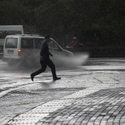 Ankara'yı hem dolu hem yağış vurdu şok görüntüler