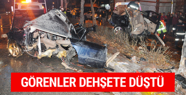 Ağaca çarpan otomobil ikiye bölündü: 1 ölü, 3 yaralı