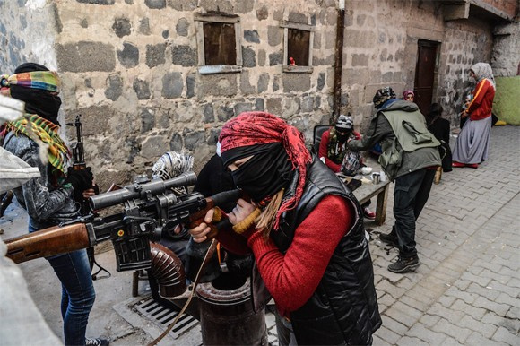 Paris kana bulandı onların derdi PKK