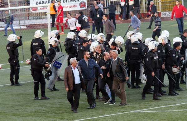 Karagümrük'te rakip futbolculara saldırı!
