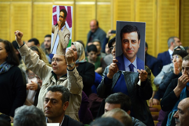 Yabancı büyükelçiler HDP grubuna koştu