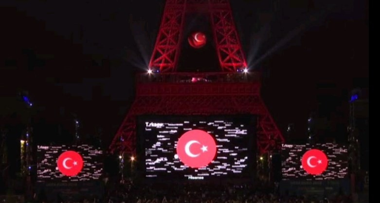 Eyfel Kulesi Krmz Beyaz ile Türk bayrana döndü