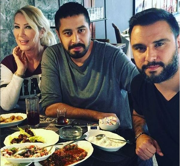 Seda Sayan sevgilisinin elini öptü harçlığı kaptı!