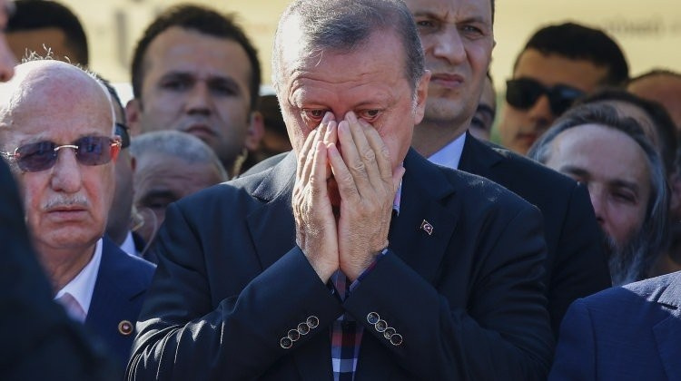 Erol Olçak'ın eşinden ağlatan sözler! Erdoğan'ın gözlerine bakamadım...