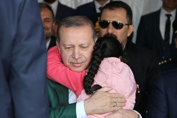 Erdoğan'a sarılan minik Göksu'nun hayatı yürek burktu