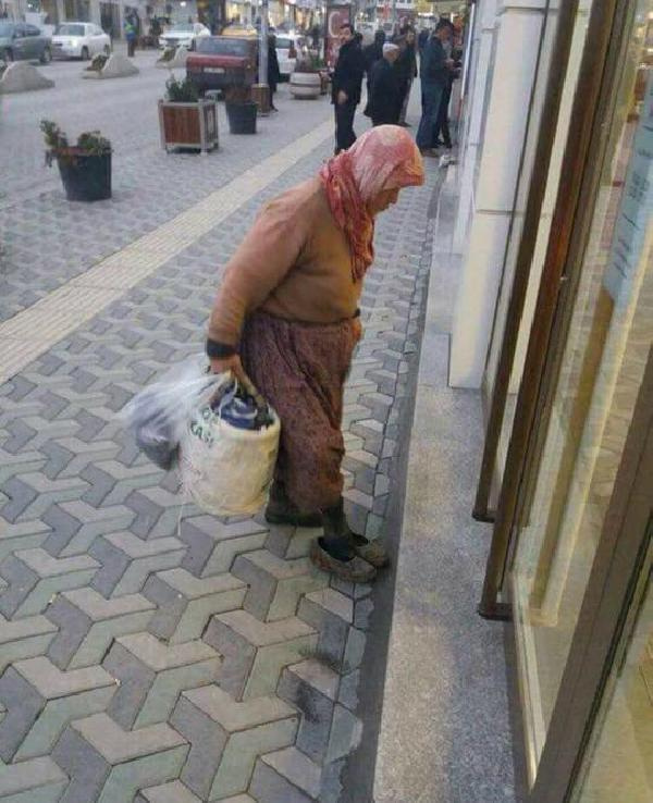 Türkiye onu arıyor? Bankaya çamurlu ayakkabılarını çıkarıp giren kadın