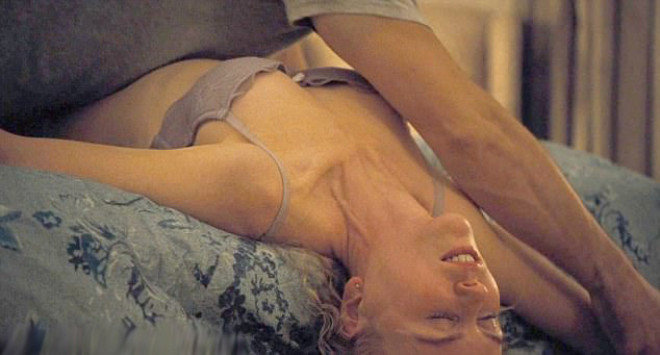 Николь Клитман с бритой дырочкой снимает с себя белье и дает хахалю в дупло