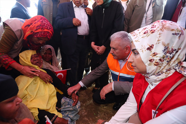 Dramı gördü isyan etti! Binali Yıldırım kendi elleriyle yemek dağıttı