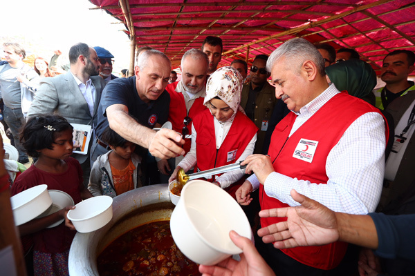 Dramı gördü isyan etti! Binali Yıldırım kendi elleriyle yemek dağıttı
