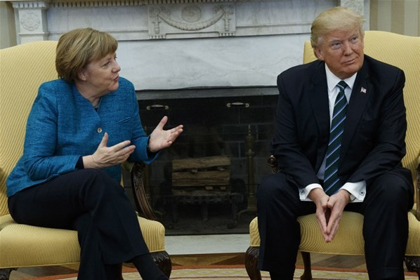 Merkel'in zor anları Trump tweet atmak zorunda kaldı!