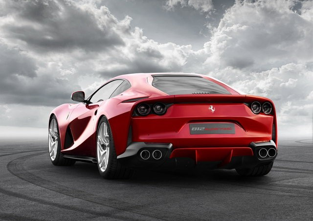 Ferrari 812 Superfast özelliklerine bakın fiyatı fena