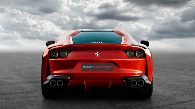 Ferrari 812 Superfast özelliklerine bakın fiyatı fena