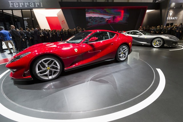 Ferrari 812 Superfast özelliklerine bakın fiyatı fena