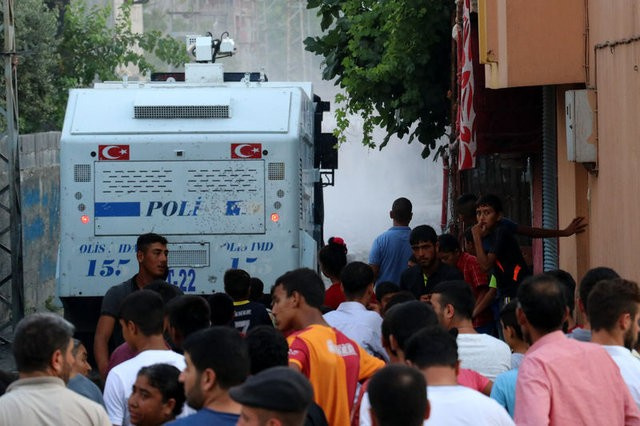 İki aile birbirine girdi: Ortalık savaş alanına döndü!