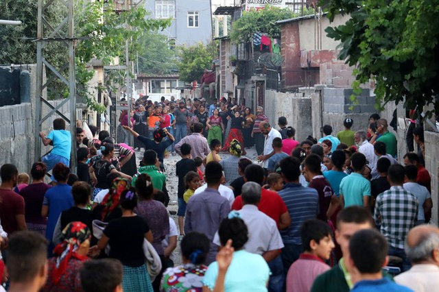 İki aile birbirine girdi: Ortalık savaş alanına döndü!