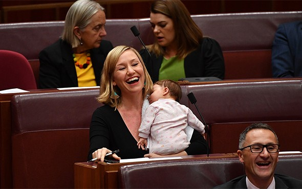 Avustralyalı senatör bebeğini emzirirken önerge verdi!