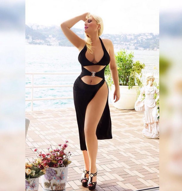 Adnan Oktar In Gozde Kediciginin Olay Pozu