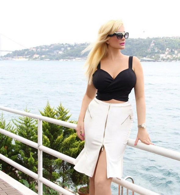 Adnan Oktar In Gozde Kediciginin Olay Pozu
