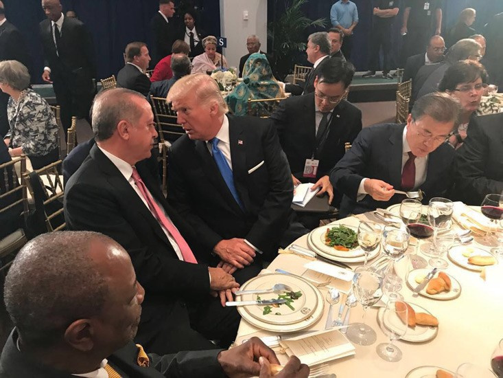 Yerinden kalkıp Erdoğan'ın yanına geldi ve...