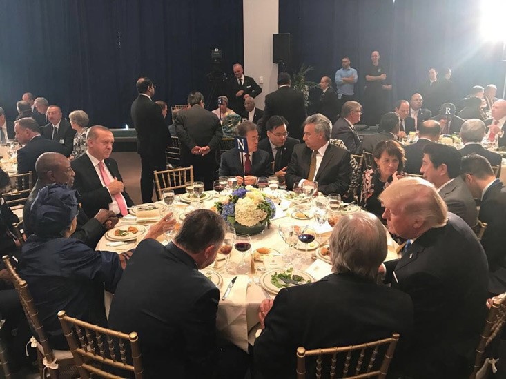 Yerinden kalkıp Erdoğan'ın yanına geldi ve...