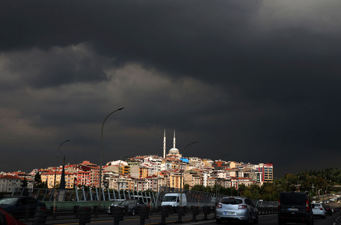 İstanbul'u kara bulutlar bastı! Saatlik hava durumu 