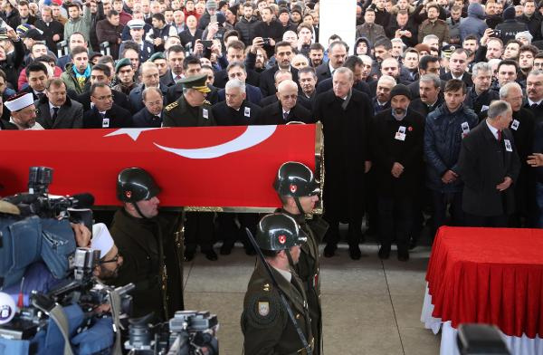 Türkiye'nin yüreğini yakan cenazede Erdoğan ağladı