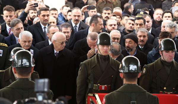 Türkiye'nin yüreğini yakan cenazede Erdoğan ağladı