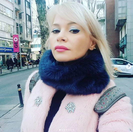 Seçkin Piriler yeni sevgilisiyle yakalandı mekana geri kaçtı