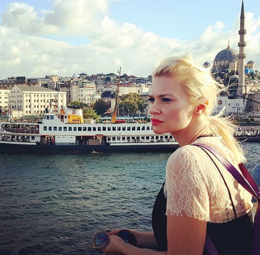 Seçkin Piriler yeni sevgilisiyle yakalandı mekana geri kaçtı