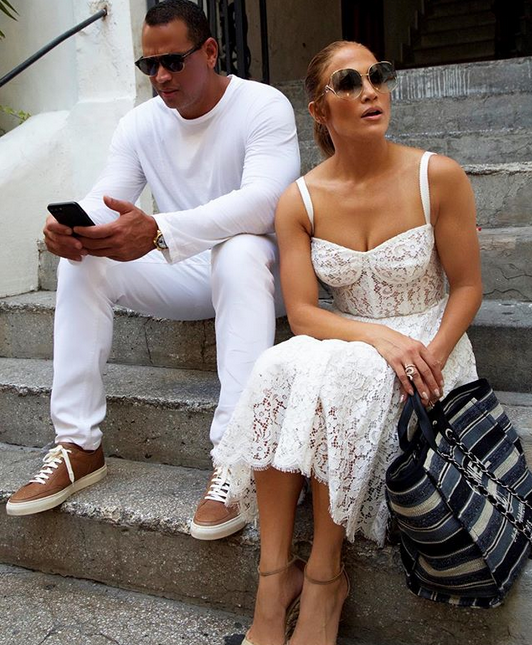 Jennifer Lopez'in sosyal medyada paylaştığı poz olay oldu!