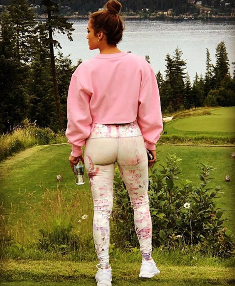 Jennifer Lopez'in sosyal medyada paylaştığı poz olay oldu!
