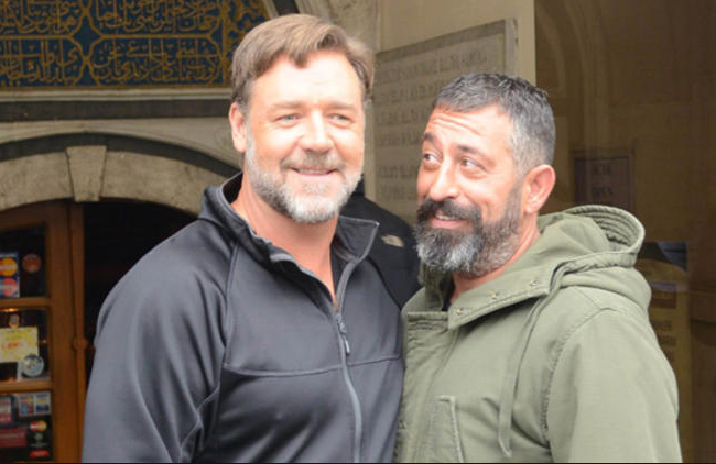 Russell Crowe'a ne olmuş öyle yoldan geçenler tanıyamadı