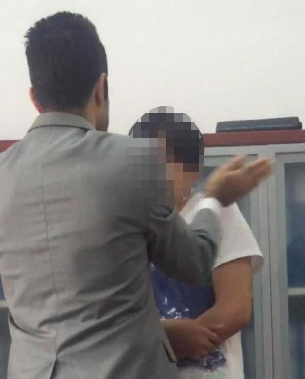 Öğrencilerini döven müdür yardımcısı kameralara fena yakalandı