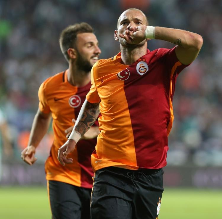 Sneijder Katar'da ortalığı karıştırdı!