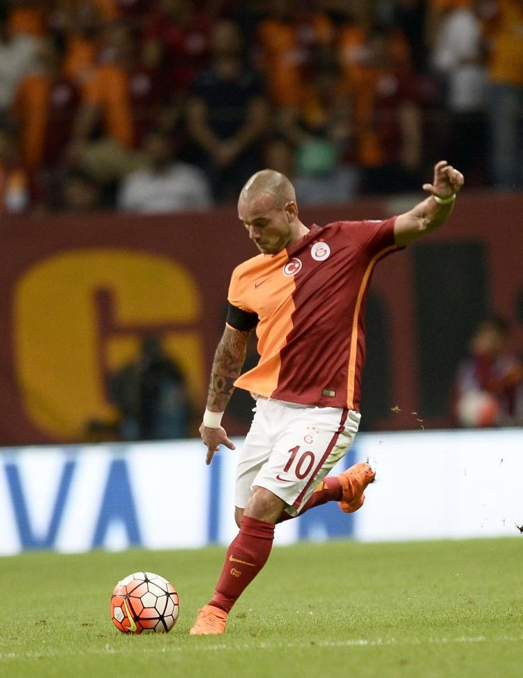 Sneijder Katar'da ortalığı karıştırdı!