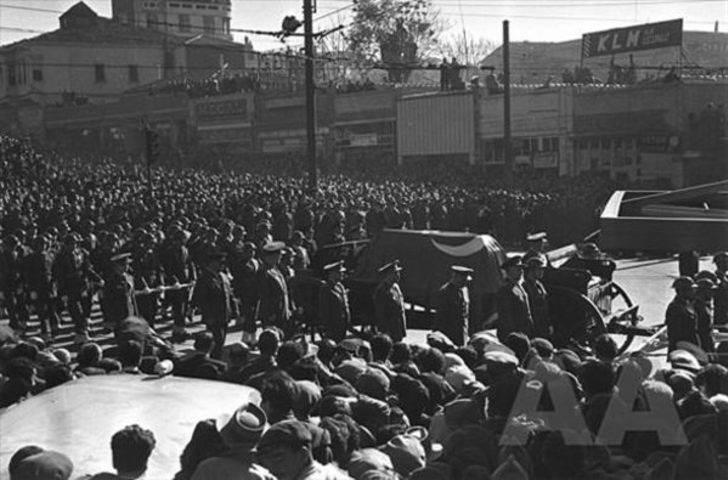 AtatÃ¼rk'Ã¼n son vedasÄ±nÄ±n aÄlatan hikayesi