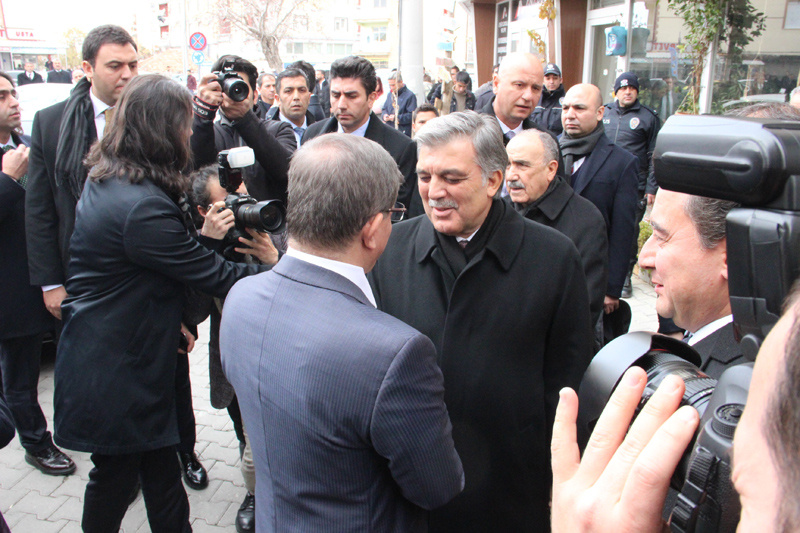 Abdullah Gül Ahmet Davutoğlu ve Ali Babacan cenazede bir araya geldi