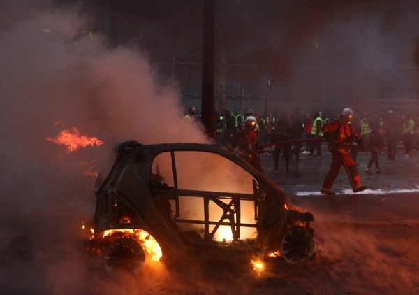 PKK yandaşları Paris'te sokağa indi şehir savaşa alanına döndü!