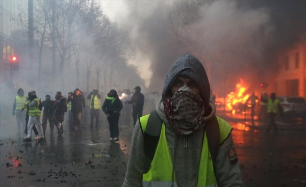 PKK yandaşları Paris'te sokağa indi şehir savaşa alanına döndü!