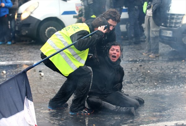 PKK yandaşları Paris'te sokağa indi şehir savaşa alanına döndü!