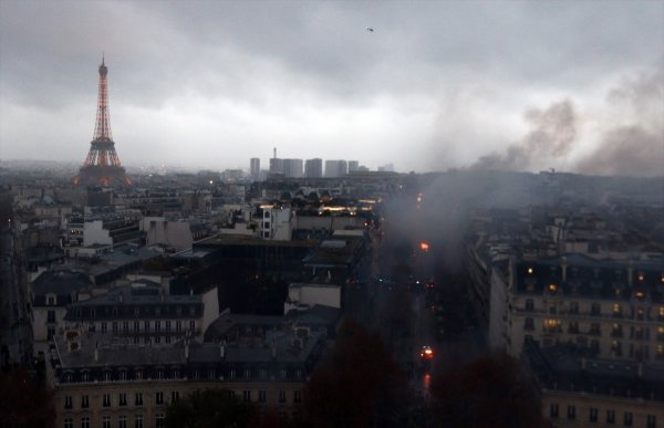 PKK yandaşları Paris'te sokağa indi şehir savaşa alanına döndü!