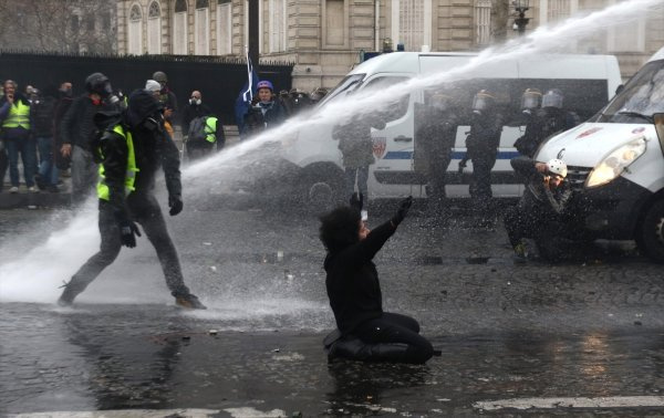 PKK yandaşları Paris'te sokağa indi şehir savaşa alanına döndü!